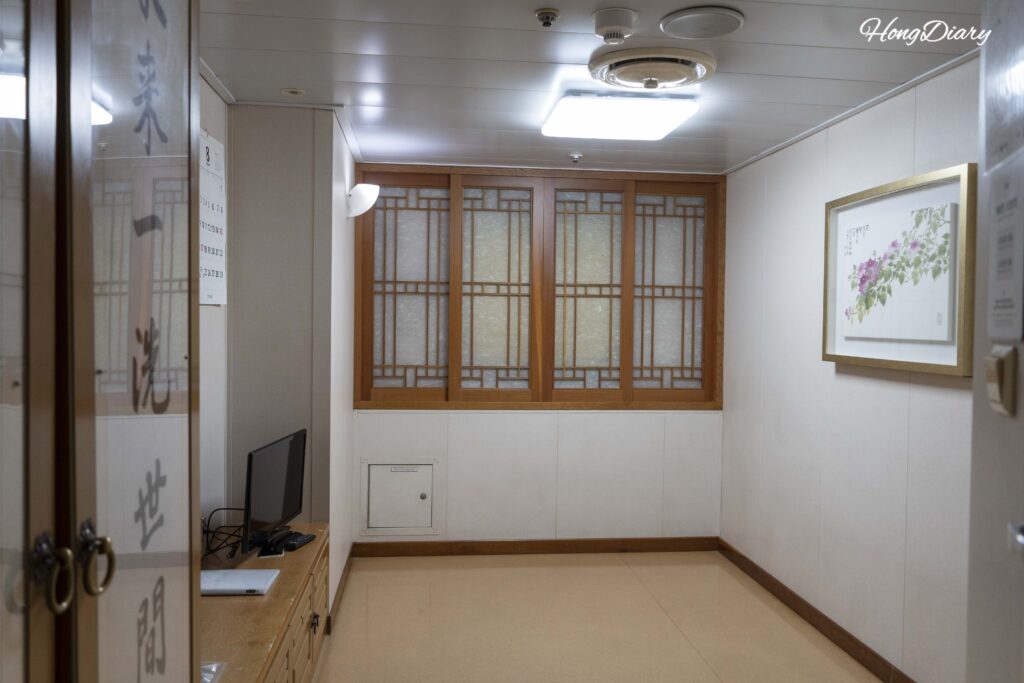 Vista completa de la habitación coreana de 4 personas en el ferry Seonghee con espacio para futones