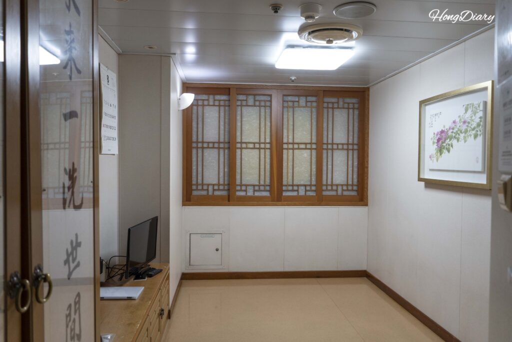 Full view of the 4-person tatami-style cabin on the Seonghee ferry with futon bedding area
