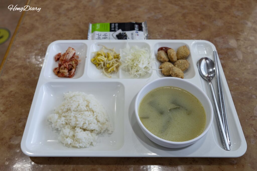Desayuno de sopa de algas coreana (miyeokguk) servido en el restaurante del ferry Seonghee
