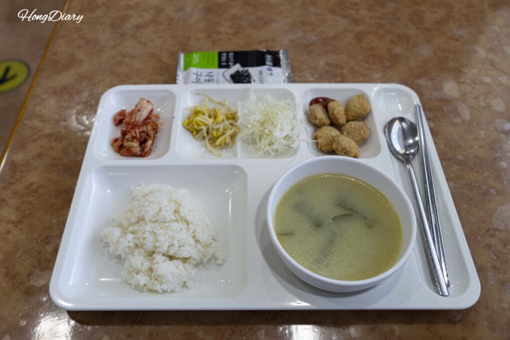 星希号のレストランで食べたわかめスープ定食（ミヨックク）の朝食