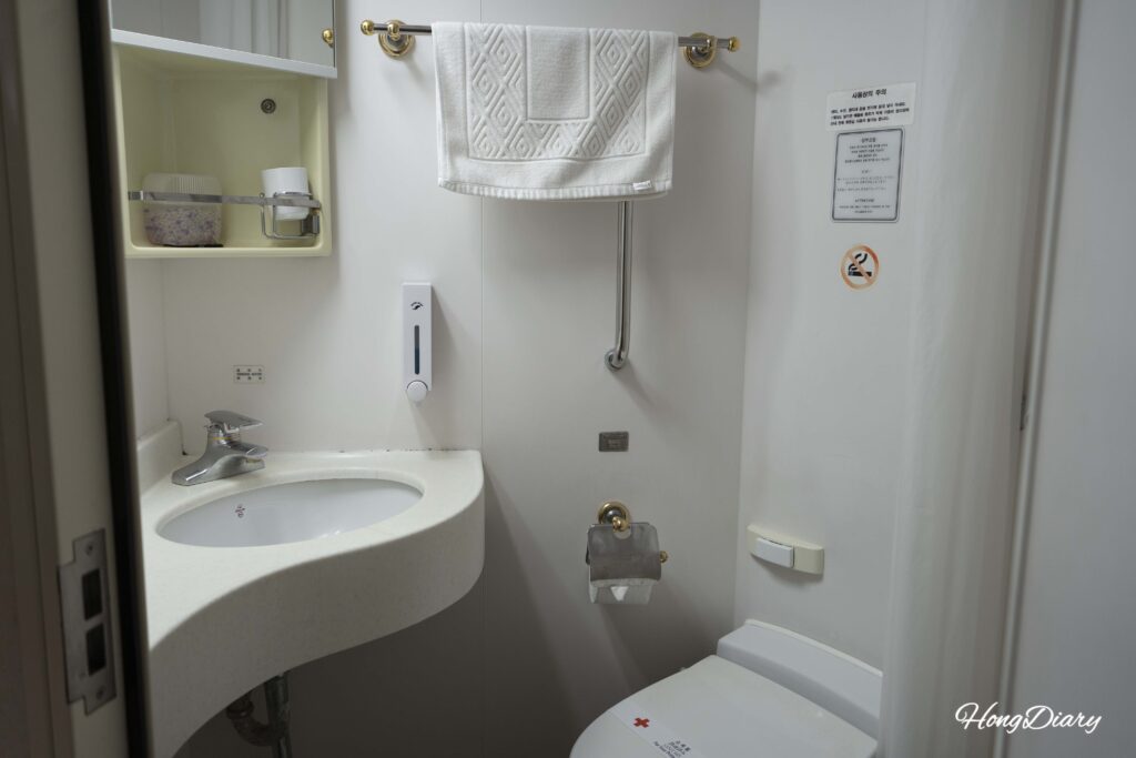 Baño privado con inodoro dentro de la cabina coreana del ferry Seonghee