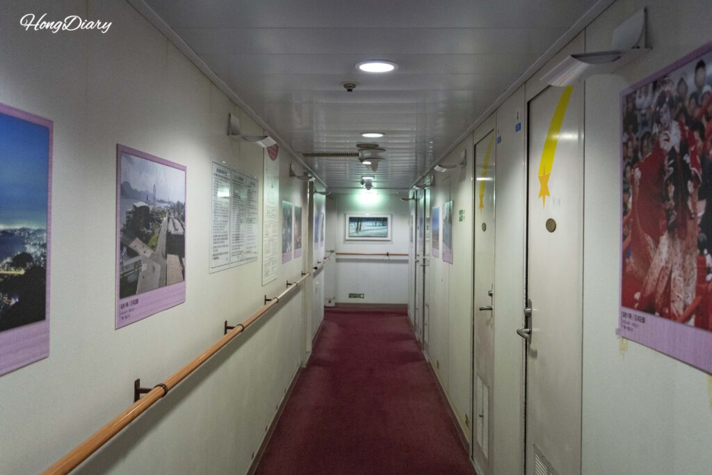 Pasillo interior del ferry Seonghee con puertas de cabina