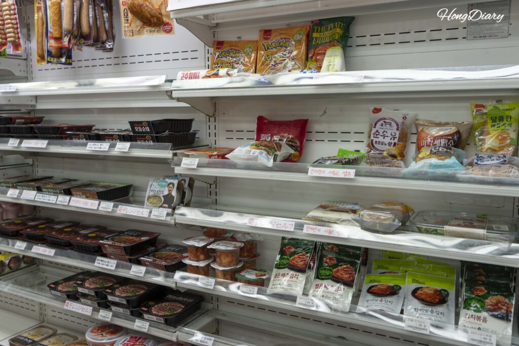 Interior de la tienda de conveniencia GS25 a bordo del ferry Seonghee con productos coreanos a la venta