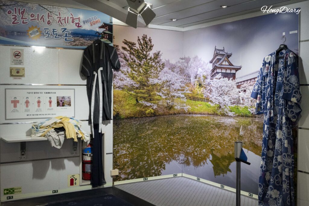 Zona de fotos con atuendo tradicional japonés en el ferry Seonghee