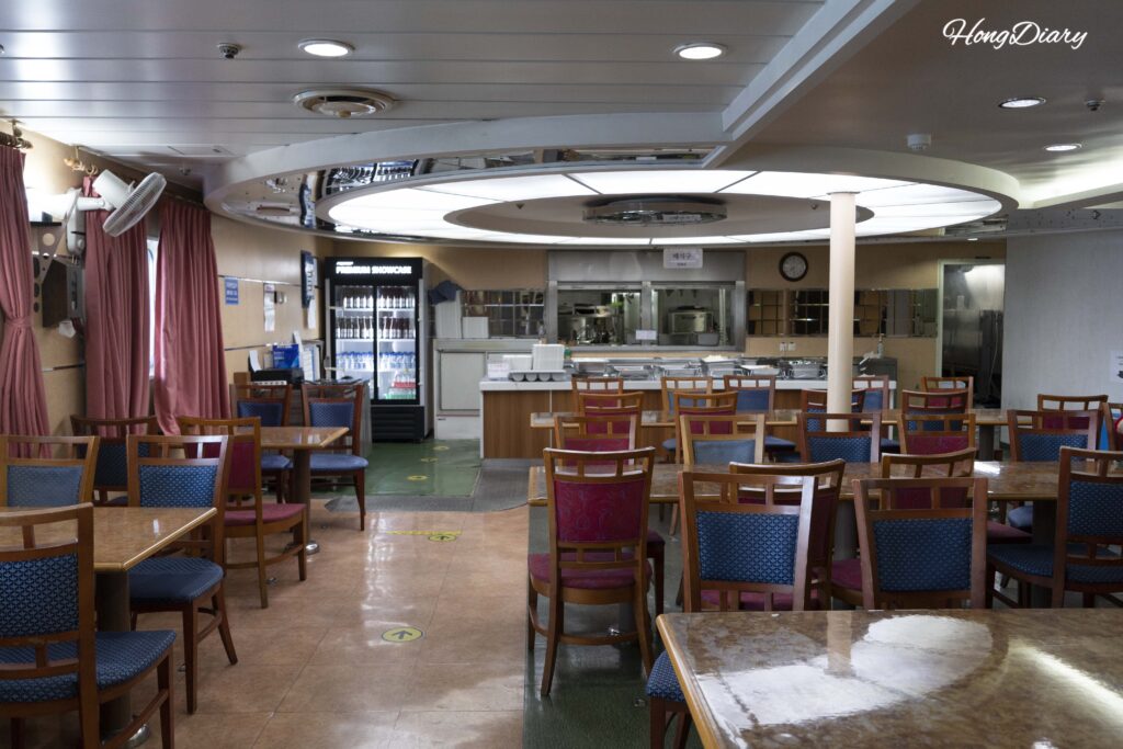 Interior del restaurante Andamiro en la Cubierta 5 del ferry Seonghee con asientos y kiosco