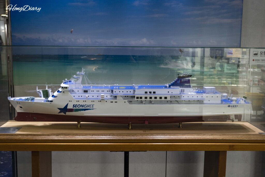 Maqueta del ferry Seonghee exhibida en una vitrina de cristal a bordo del barco