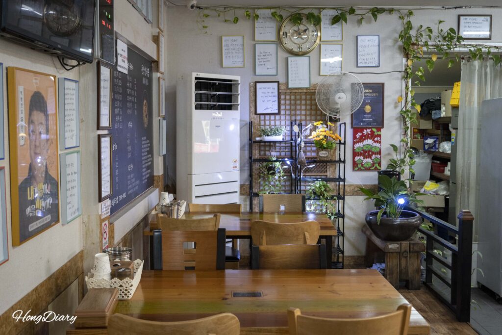 Mostrador de autoservicio de acompañamientos (banchan) en Seonjeongmun Dwaeji Gukbap, Busan