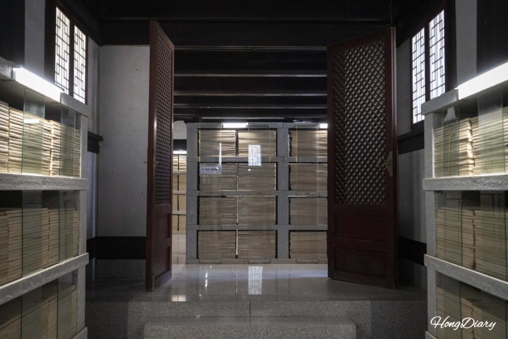 Estanterías de piso a techo repletas de placas cerámicas del Tripitaka Coreana dentro del Janggyeong-gak en la ermita Seounam
