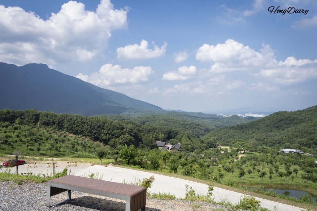Panorámica de montaña y cielo vista desde un banco en el patio de la ermita Seounam en el templo Tongdosa