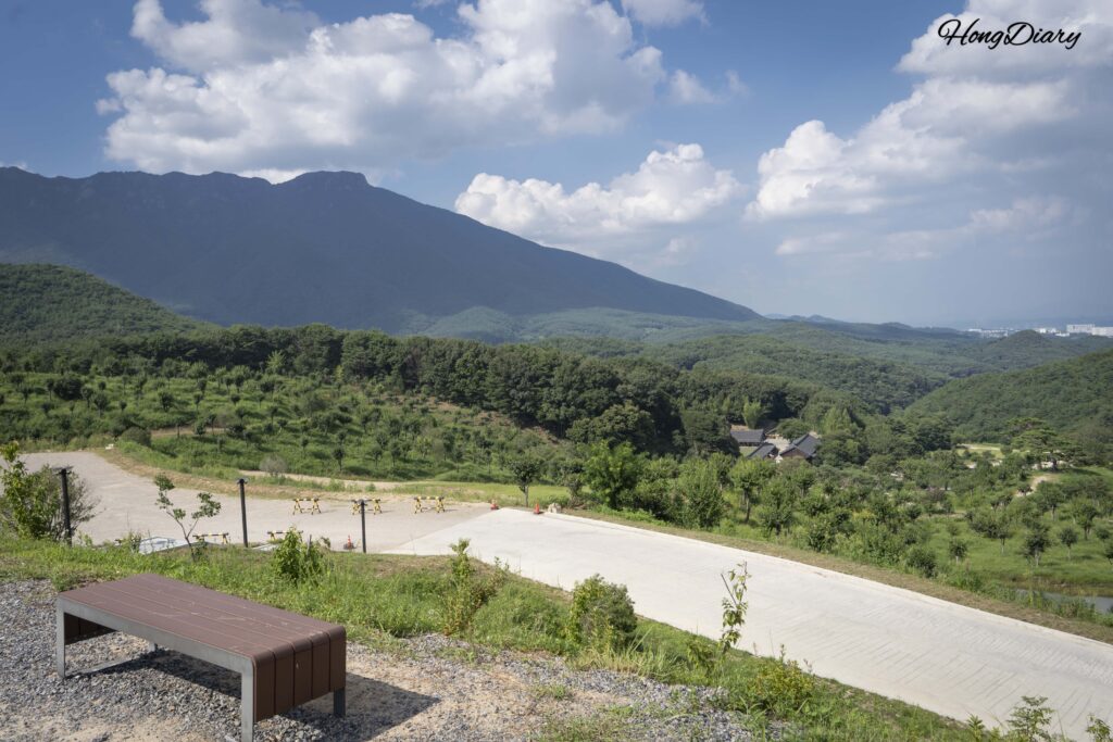 西雲庵境内のベンチから眺める山と空のパノラマ風景(通度寺)