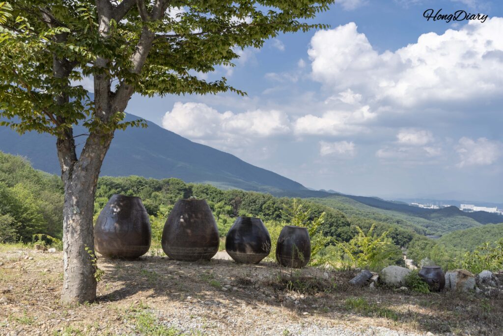 Vista desde la ermita Seounam mirando hacia el valle y las montañas sobre las tinajas de barro, Yangsan