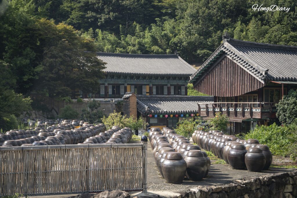 Filas de tinajas tradicionales coreanas de fermentación (jangdokdae) junto al camino hacia la ermita Seounam en el templo Tongdosa, Yangsan