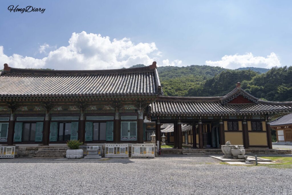Vista completa del recinto de la ermita Seounam con múltiples pabellones y arquitectura tradicional coreana en Yangsan