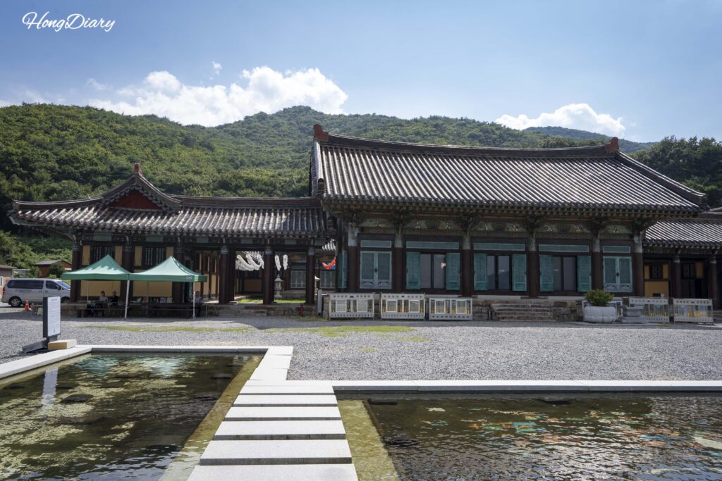 霊鷲山の南斜面に佇む西雲庵の伽藍全景(梁山・通度寺)