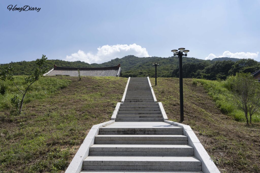 Escalones de piedra subiendo entre el bosque desde el templo Tongdosa hacia la ermita Seounam en Yangsan