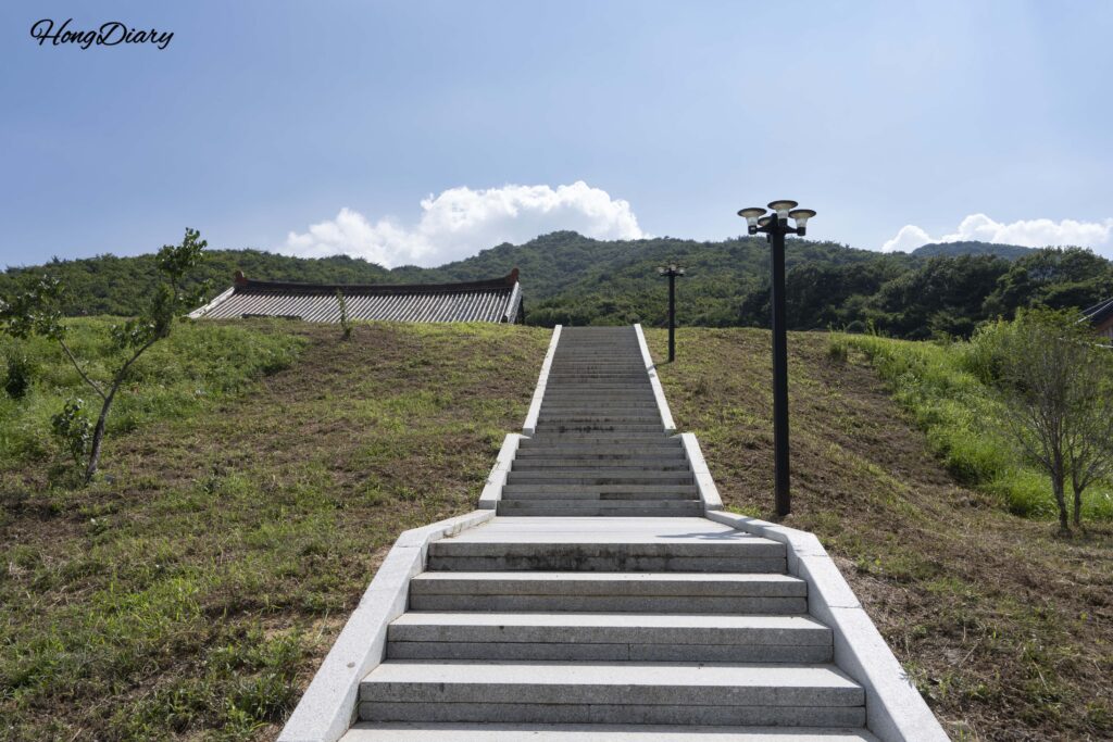 通度寺から西雲庵へ向かう森の中の石段と山道(梁山市)
