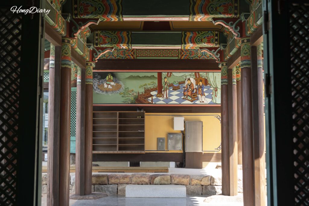 Entrada del Janggyeong-gak (sala-depósito de escrituras) en la ermita Seounam con murales budistas en las paredes