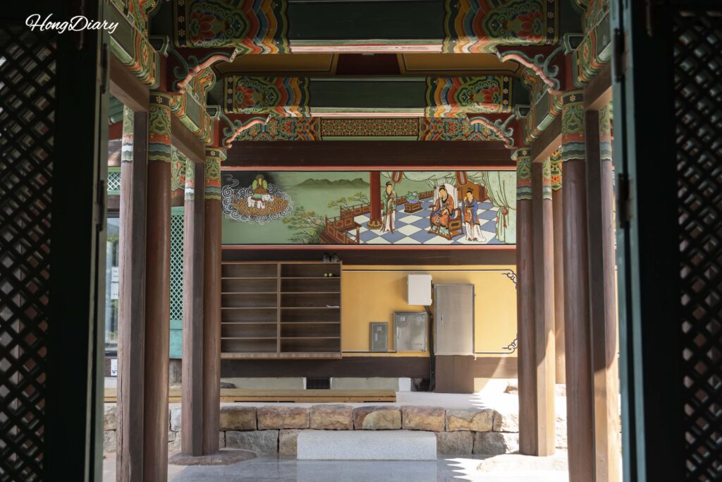 西雲庵・蔵経閣の入口と壁面に描かれた仏教壁画(梁山・通度寺)