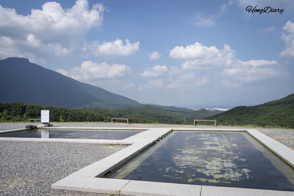 Reproducción en laca con incrustaciones de nácar (najeon otchil) de los petroglifos de Cheonjeon-ri sumergida en agua en la ermita Seounam