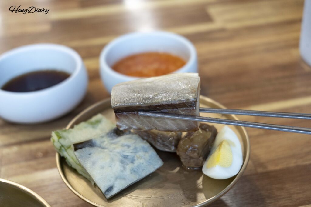 安東の祭祀料理に特有のサメ肉サンジョク（串焼き） — 玉ねぎと牛肉と一緒に串に刺した伝統的な一品