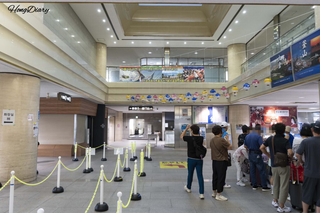 Segundo piso de la Terminal Internacional del Puerto de Shimonoseki con pasajeros recién llegados