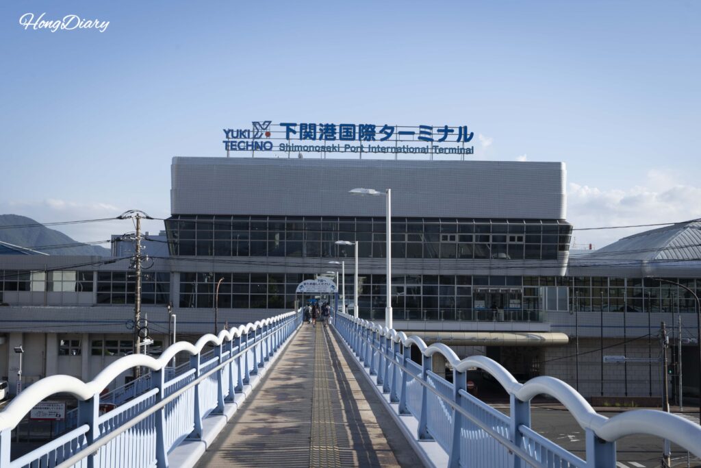 Exterior de la Terminal Internacional del Puerto de Shimonoseki con la pasarela elevada hacia Sea Mall y la estación JR