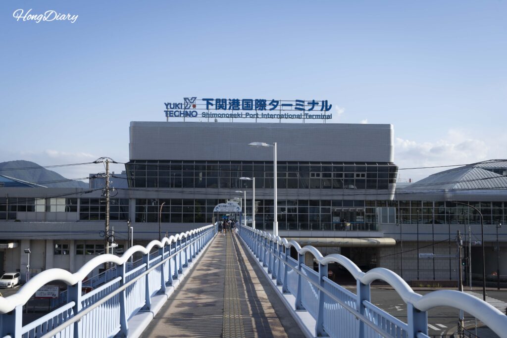 下関港国際ターミナルの外観とシーモール・JR下関駅方面への歩道橋