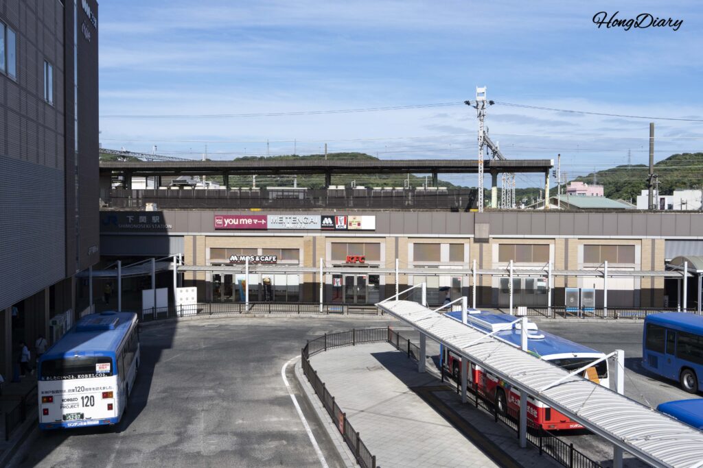 Vista aérea de la estación JR Shimonoseki y autobuses locales desde la pasarela peatonal elevada