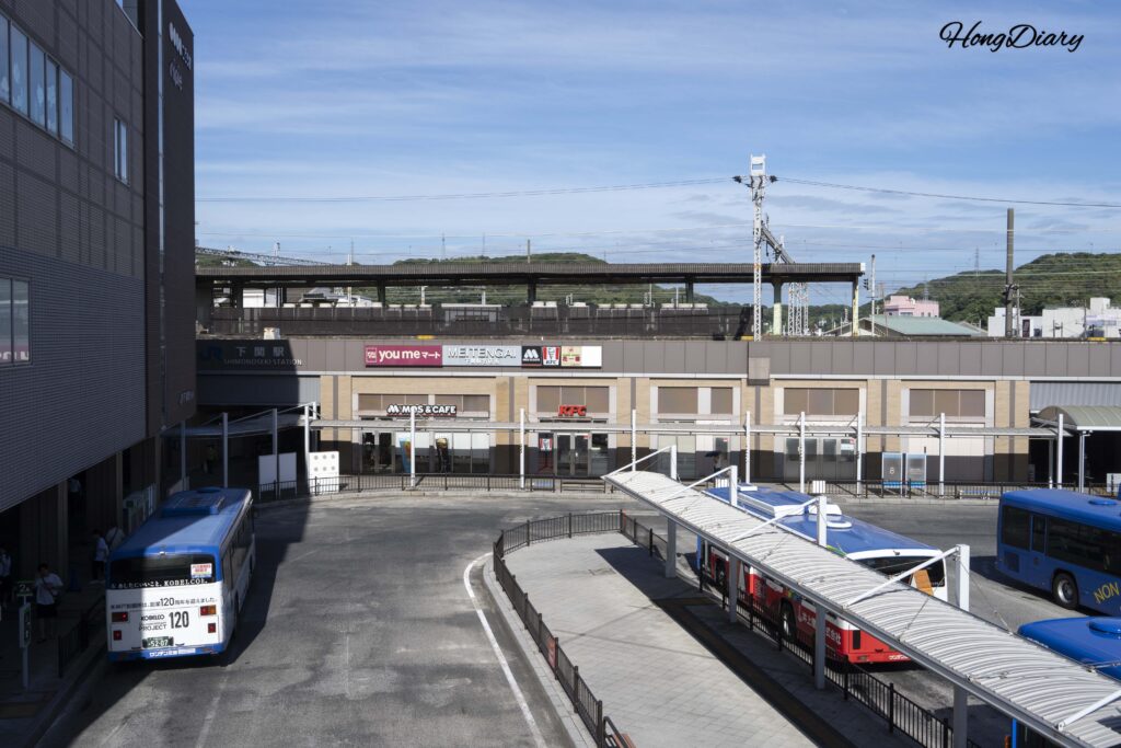 歩道橋から見下ろしたJR下関駅とバスターミナル