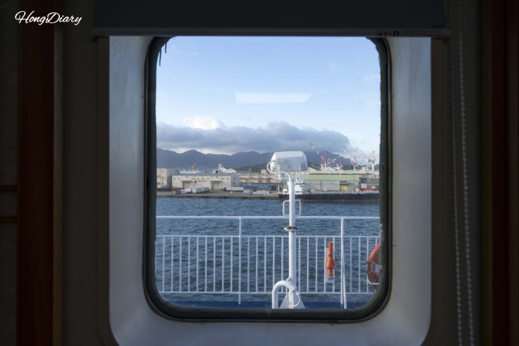 Vista matutina del puerto de Shimonoseki a través de la ventana de la cabina del ferry Seonghee