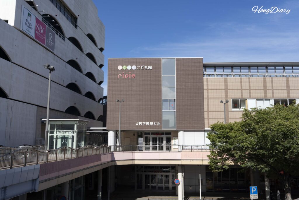 Vista desde la pasarela mostrando Sea Mall, el edificio Ripie y la entrada a la estación JR Shimonoseki