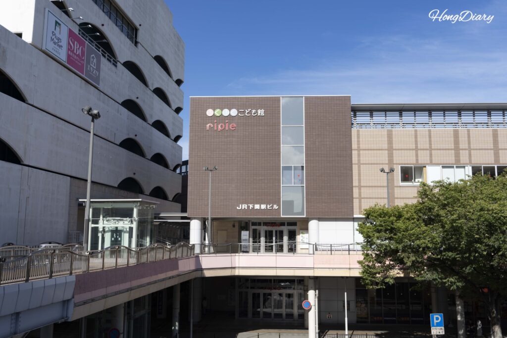 歩道橋から見たシーモール・リピエ(JR下関駅ビル)・駅入口