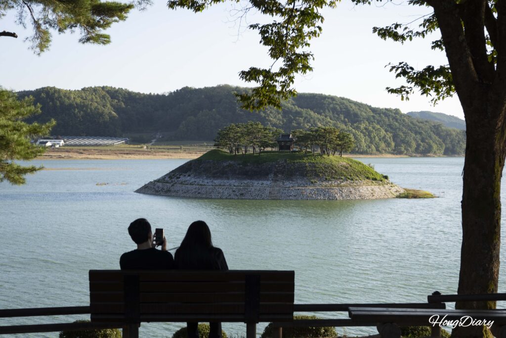 洛東江に浮かぶ試士壇と、その前で景色を眺めるカップル(陶山書院・安東)