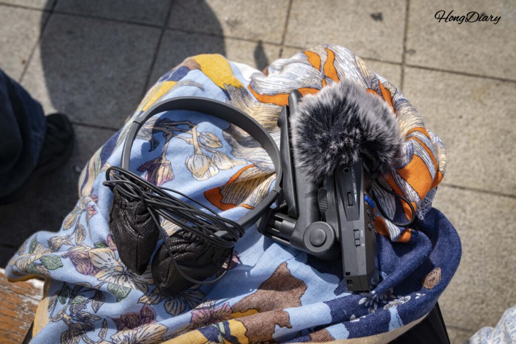 Grabadora de campo portátil con protector de viento y auriculares incluidos en el tour sonoro en Busan