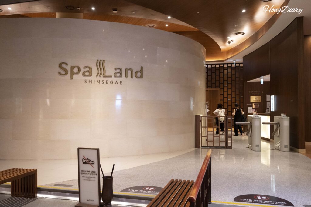 Lobby y mostrador de registro de Spa Land Busan donde se compran las entradas y se recibe la pulsera