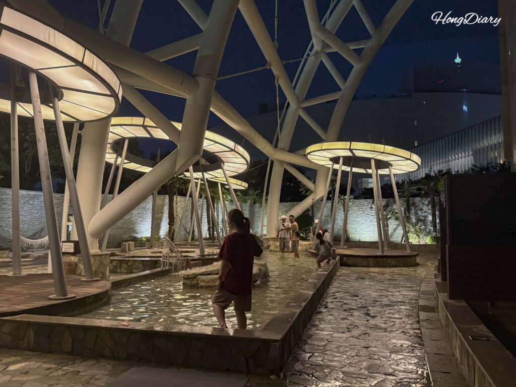 Baño de pies al aire libre en Spa Land Centum City Busan con agua mineral caliente a cielo abierto