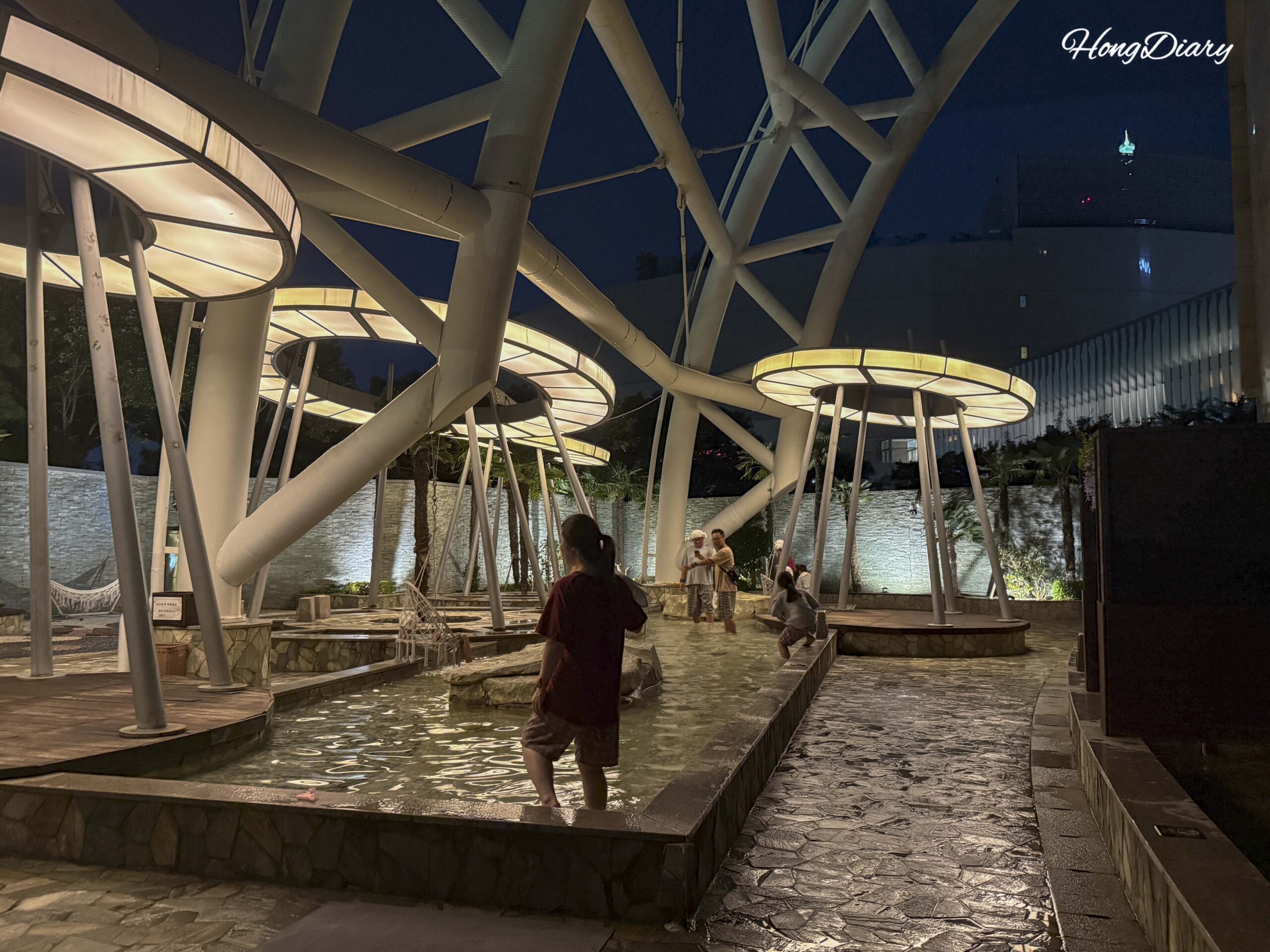 Baño de pies al aire libre en Spa Land Centum City Busan con agua mineral caliente a cielo abierto