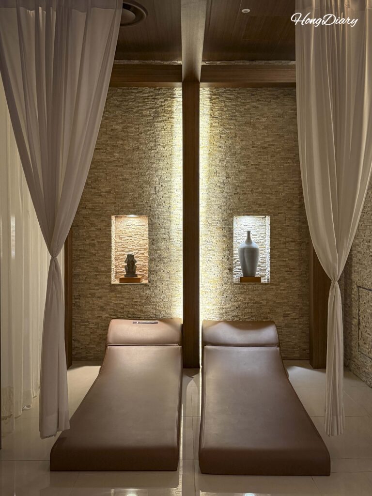 Zona de descanso semiprivada en Spa Land Busan con sillones reclinables y cortinas individuales