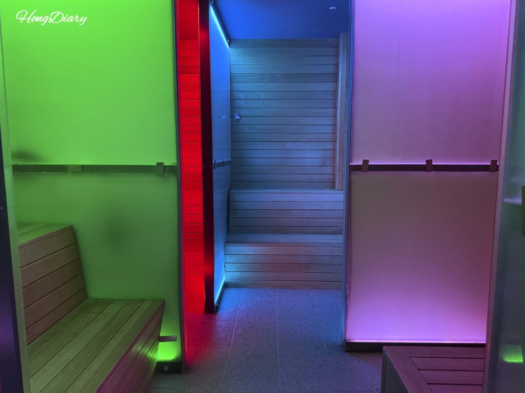Interior de la sala de relajación en el segundo piso de Spa Land Centum City con filas de sillones reclinables