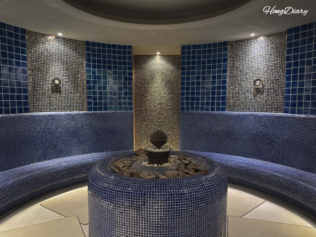 Interior de una de las 13 salas de sauna temáticas en Spa Land Busan con plataformas de piedra e iluminación cálida