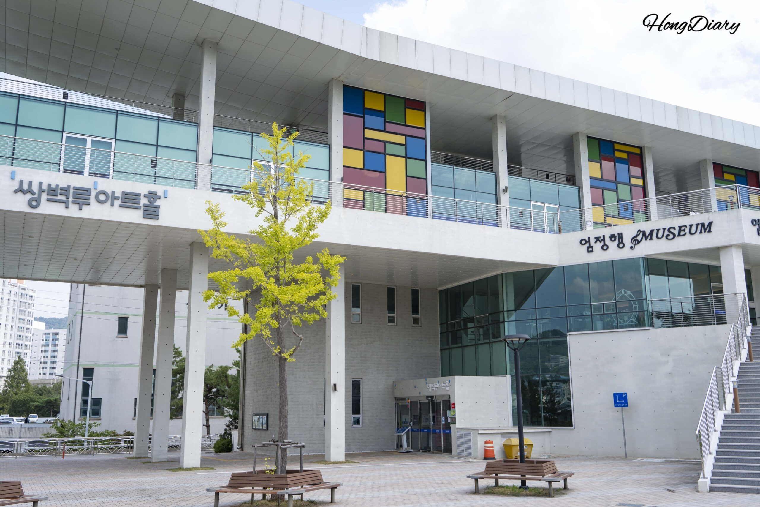 Exterior view of Ssangbyeokru Art Hall in Yangsan, a modern building inspired by a Joseon-era pavilion, located beside Yangsancheon Stream