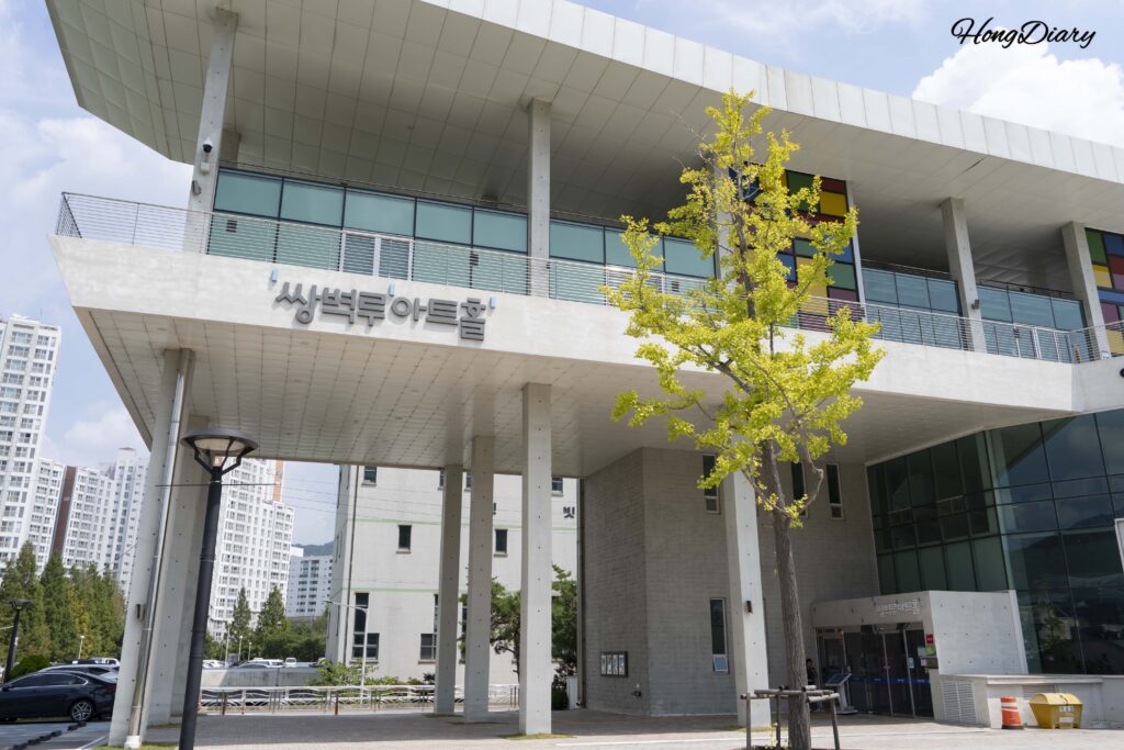 梁山市の梁山川沿いに建つ双碧楼アートホールの外観。朝鮮時代の楼閣を現代建築で再解釈した文化施設