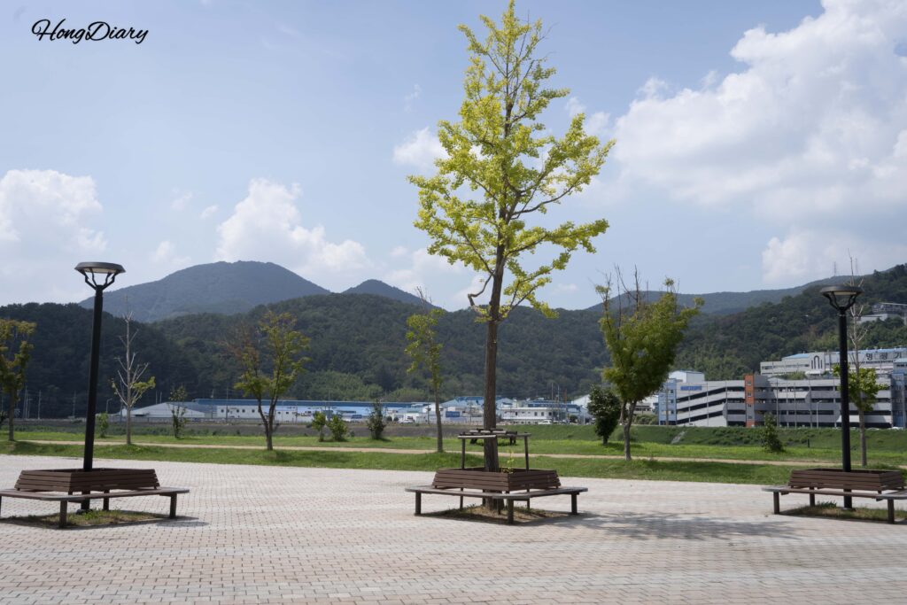 Bancos y vista del paisaje junto al arroyo Yangsancheon al salir del Ssangbyeokru Art Hall en Yangsan