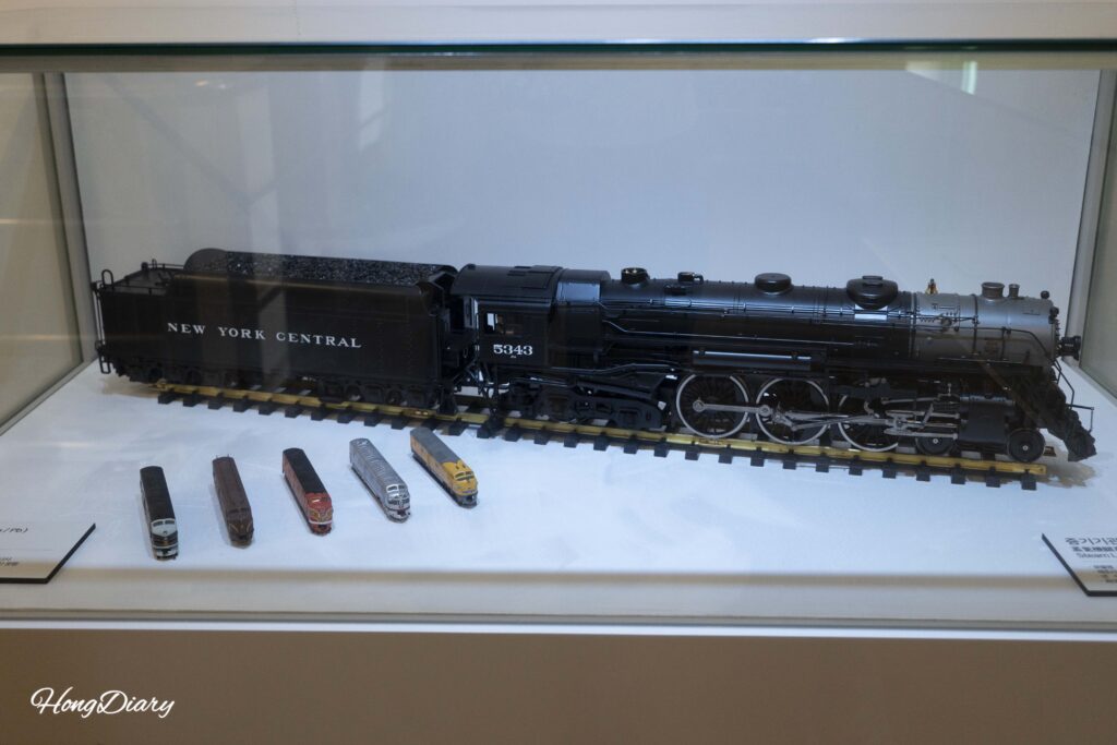 Modelo detallado de locomotora de vapor exhibido en la sala 2 del Museo Ferroviario de Jinyeong