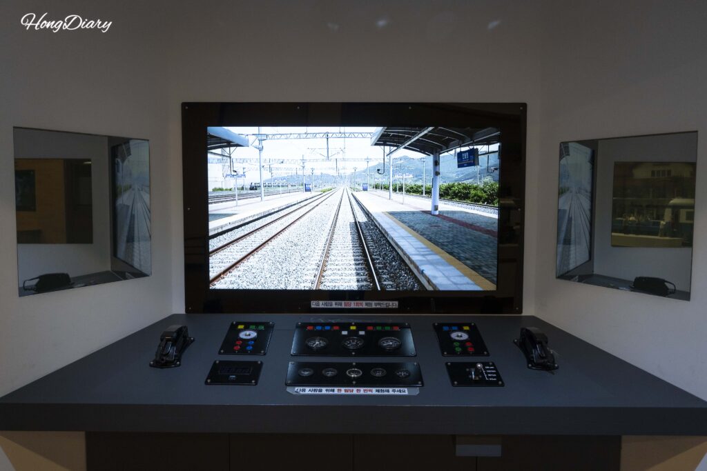 Simulador de conducción del Mugunghwa-ho en el Museo Ferroviario de Jinyeong con video real
