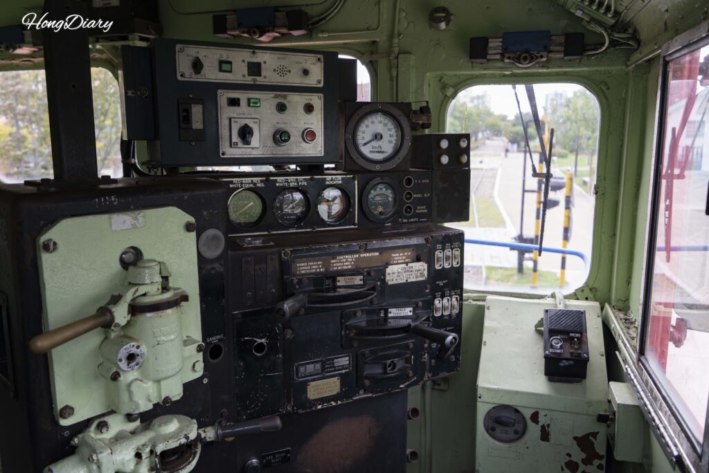 Vista desde la cabina del maquinista del tren jubilado en el Museo Ferroviario de Jinyeong