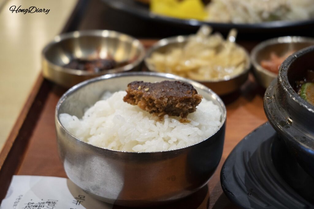 金海空港プレイティングのスンドゥブチゲ定食に付くトッカルビをごはんに乗せた様子