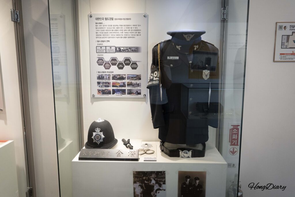 Uniforme antiguo de jefe de estación exhibido en el Museo Ferroviario de Jinyeong en Gimhae