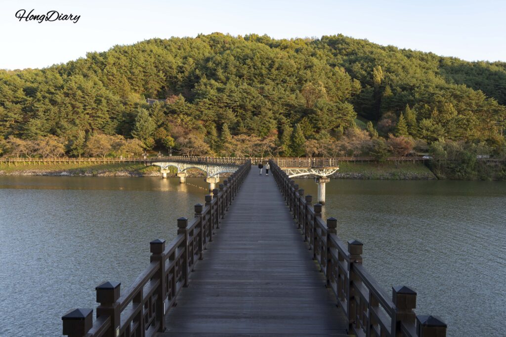 Vista panorámica del río Nakdong y el puente desde el pabellón Woryeongjeong del Puente Woryeonggyo en Andong