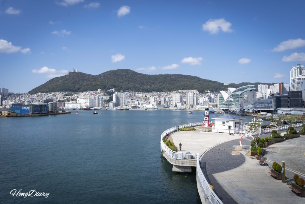 Vista panorámica del Puente Yeongdo y la Plaza Yurari con el mar y el puerto de Busan al fondo